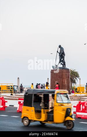 Statua Mahatma Gandhi sulla spiaggia di Chennai con risciò automatico in primo piano Foto Stock