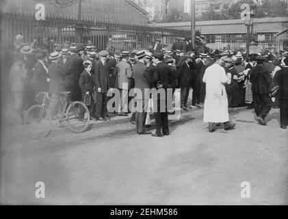 Parigi -- reservisist con partenza dalla Gare de l'est (LOC). Foto Stock