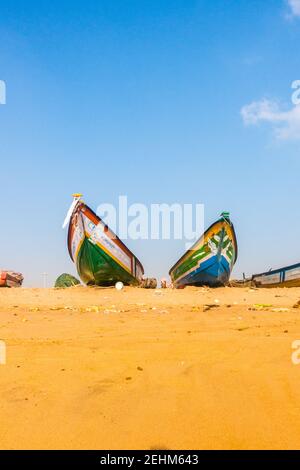 Barche da pesca a sabbia che si affacciano verso il mare nella spiaggia di Chennai Marina, Tamil Nadu, India, Asia Foto Stock