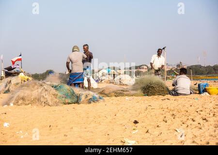 Pescatori che sgombrano le reti a Chennai, India Foto Stock