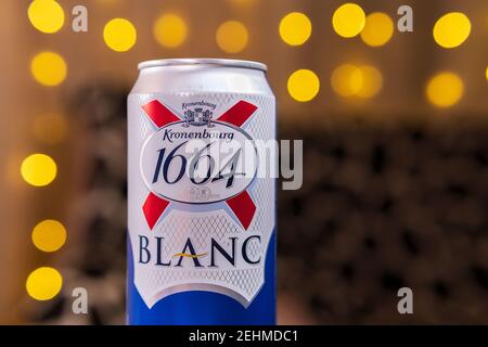 Tyumen, Russia-13 febbraio 2021: Lattina di Kronenbourg 1664 Blanc birra. Fuoco selettivo Foto Stock