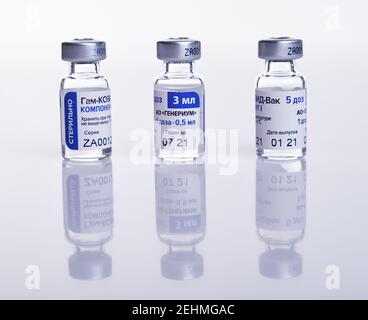 Mosca, Russia – 10 febbraio 2021: Fiale per vaccino con vaccino Sputnik V Gam-COVID-Vac su tavola bianca con riflessione. Il vaccino è stato sviluppato dalla GA Foto Stock