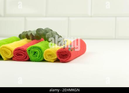 Un mucchio di stracci freschi di microfibra giacciono sul bianco tavolo in  cucina Foto stock - Alamy