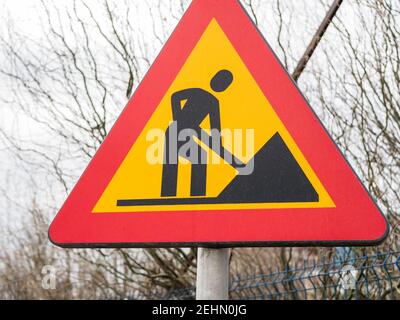 Cartello stradale in costruzione. Primo piano. Foto Stock