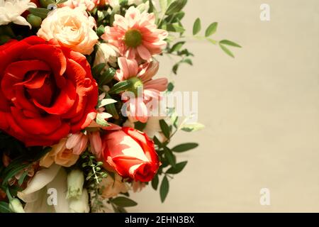 Bouquet di fiori misti di lusso nella cappetta. Guardaroba. Vista dall'alto. Foto Stock