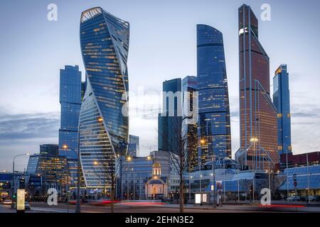 Russia Moscow-City 16.03.2020 International Business Center. Sera, riflesso di luci nel fiume. Edifici in vetro. Foto Stock