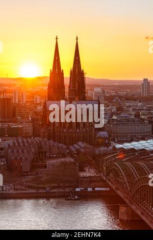 Colonia Cattedrale chiesa ritratto formato Germania skyline città tramonto ponte sera Foto Stock