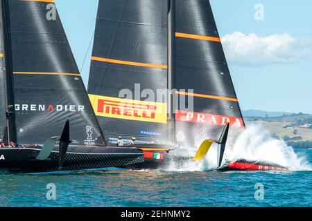 Auckland, Nuova Zelanda. 20 febbraio 2021. Finali della Coppa Prada. Credit Chris Cameron / Alamy Live News. Auckland, Nuova Zelanda. 20 febbraio 2021. Finali della Coppa Prada. Credit Chris Cameron / Alamy Live News. INEOS Team UK e Luna Rossa Prada Pirelli Team iniziano la gara cinque delle finali della Prada Cup. Sabato 20 febbraio 2021. Foto del copyright: Chris Cameron Credit: Chris Cameron/Alamy Live News Foto Stock