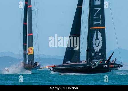 Auckland, Nuova Zelanda. 20 febbraio 2021. Finali della Coppa Prada. Credit Chris Cameron / Alamy Live News. Auckland, Nuova Zelanda. 20 febbraio 2021. Finali della Coppa Prada. Credit Chris Cameron / Alamy Live News. INEOS Team UK e Luna Rossa Prada Pirelli Team, gara cinque delle finali della Prada Cup. Credit: Chris Cameron/Alamy Live News Foto Stock