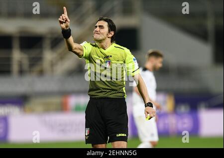 Firenze, Italia. 19 Feb 2021. Firenze, Italia, Stadio Artemio Franchi, 19 febbraio 2021, Giampaolo Calvarese arbitro durante la partita ACF Fiorentina vs Spezia Calcio - Calcio italiano Serie A match Credit: Matteo Papini/LPS/ZUMA Wire/Alamy Live News Foto Stock