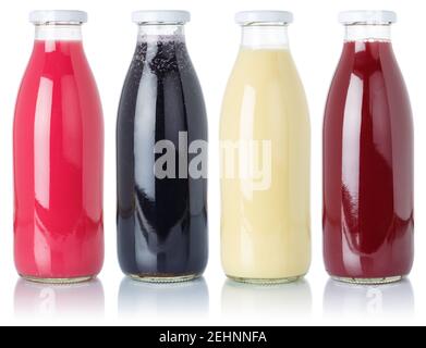 Raccolta di frullati di frutta frutta succo bere frutti selvatici in una bottiglia isolata su sfondo bianco Foto Stock