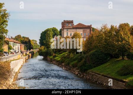 Si intravede lungo il lungomare che si snoda lungo il Naviglio Grande a Robecco sul Naviglio, Milano, Lombardia, Italia Foto Stock