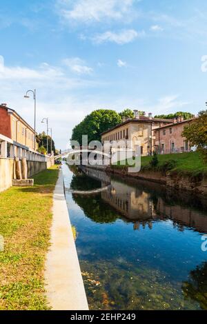 Si intravede lungo il lungomare che si snoda lungo il Naviglio Grande a Robecco sul Naviglio, Milano, Lombardia, Italia Foto Stock