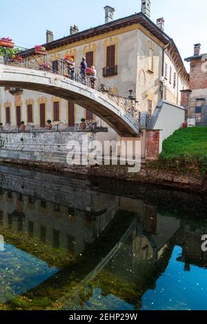 Si intravede lungo il lungomare che si snoda lungo il Naviglio Grande a Robecco sul Naviglio, Milano, Lombardia, Italia Foto Stock