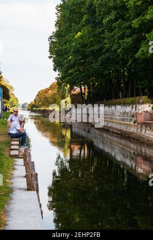 Si intravede lungo il lungomare che si snoda lungo il Naviglio Grande a Robecco sul Naviglio, Milano, Lombardia, Italia Foto Stock