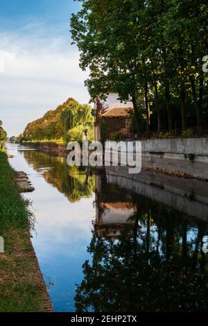 Si intravede lungo il lungomare che si snoda lungo il Naviglio Grande a Robecco sul Naviglio, Milano, Lombardia, Italia Foto Stock