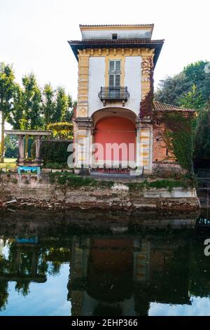Si intravede lungo il lungomare che si snoda lungo il Naviglio Grande a Robecco sul Naviglio, Milano, Lombardia, Italia Foto Stock