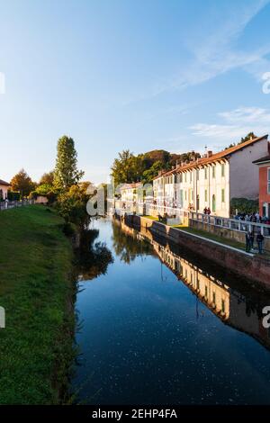 Si intravede lungo il lungomare che si snoda lungo il Naviglio Grande a Robecco sul Naviglio, Milano, Lombardia, Italia Foto Stock