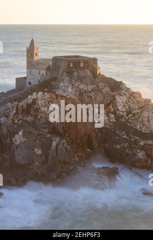 Tramonto sulla chiesa della penisola di San Pietro, Porto Venere, la Spezia, Liguria, Italia. Foto Stock