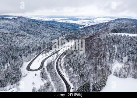 Inverno neve tortuosa strada Serpentine switchbacks stagione vista aerea foto Vicino al drone di Albstadt Foto Stock
