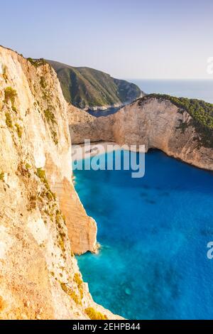 Viaggio isola di Zante Grecia naufragio Navagio spiaggia estate vacanza ritratto formato in viaggio Foto Stock