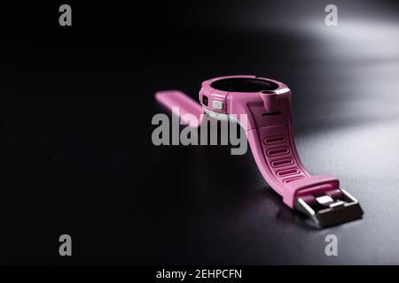 Smart Watch rosa primo piano, su sfondo nero con spazio per la copia. Foto Stock