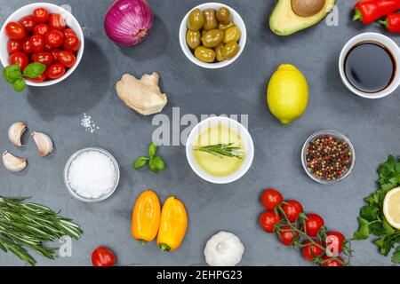 Cibo vegano sano sfondo pulito mangiare vegetariano biologico su un ardesia Foto Stock