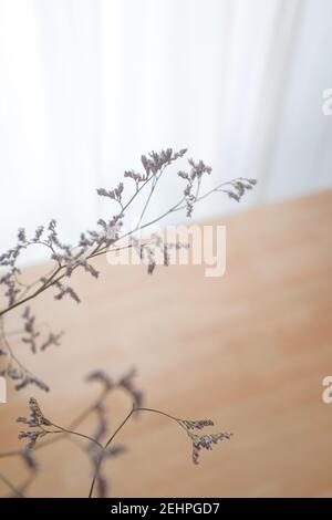 Colpo verticale di rami decorativi secchi di fiori in un trasparente vaso  sul tavolo Foto stock - Alamy