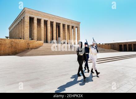 ANKARA, TURCHIA - 3 SETTEMBRE 2020: Soldati turchi che camminano per cambiare la guardia ad Anitkabir. Anitkabir è il Mausoleo di Mustafa Kemal Ataturk. Foto Stock