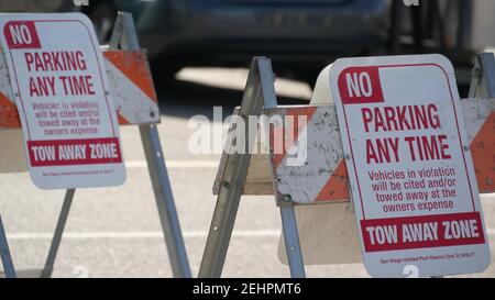 Segnale del parcheggio come simbolo di difficoltà di traffico e problemi di trasporto nelle trafficate aree urbane degli Stati Uniti. Parcheggio pubblico a pagamento nel centro di San D Foto Stock