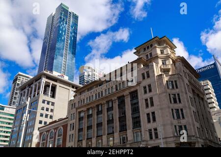 Vecchi e nuovi edifici nel centro di Auckland, Nuova Zelanda. L'edificio Dilworth (1927) e la Queen's Arcade (1927) sono circondati da moderni grattacieli Foto Stock