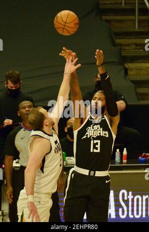 Los Angeles, Stati Uniti. 19 Feb 2021. Il guardiano di Los Angeles Clippers, Paul George, spara sullo Utah Jazz e si accingerà Joe Ingles durante la seconda metà allo Staples Center di Los Angeles venerdì 19 febbraio 2021. The Clippers sconfisse il Jazz 116-112. Foto di Jim Ruymen/UPI Credit: UPI/Alamy Live News Foto Stock