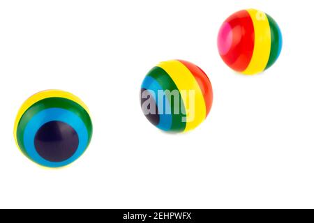 Tre palline colorate isolate su sfondo bianco. Foto Stock