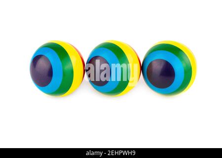 Tre palline colorate a righe di gomma isolate su sfondo bianco. Foto Stock