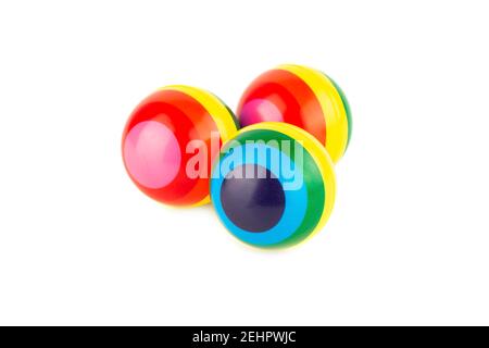 Tre palline colorate a righe di gomma isolate su sfondo bianco. Foto Stock