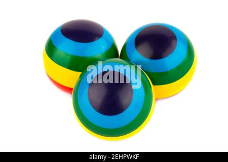 Tre palline colorate a righe di gomma isolate su sfondo bianco. Foto Stock