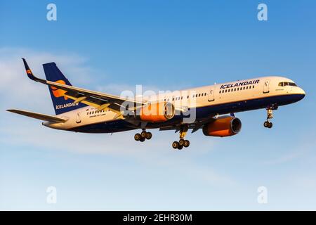 Londra, Regno Unito - 31 luglio 2018: Aereo Icelandair Boeing 757-200 all'aeroporto di Londra Heathrow (LHR) nel Regno Unito. Foto Stock