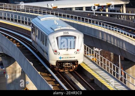 New York City, New York - 28 febbraio 2020: Airtrain all'aeroporto JFK di New York negli Stati Uniti. Foto Stock