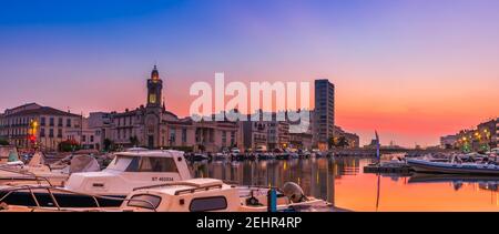 Un'alba superba con un cielo molto colorato a Sète in Hérault in Occitanie, Francia Foto Stock