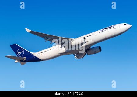 Francoforte, Germania - 13 febbraio 2021: Lufthansa Airbus A330-300 aereo all'aeroporto di Francoforte (fra) in Germania. Airbus è un costruttore europeo di aeromobili Foto Stock