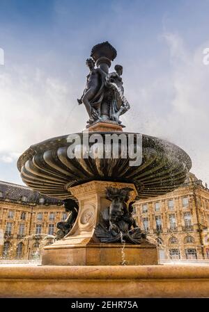 Fontana di tre grazie sulla Place de la Bourse a Bordeaux in Gironda, Nouvelle-Aquitaine, Francia Foto Stock