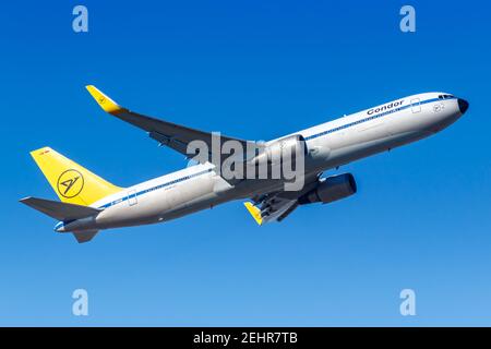 Francoforte, Germania - 13 febbraio 2021: Aereo Condor Boeing 767-300ER nella livrea speciale retro dell'aeroporto di Francoforte (fra) in Germania. Foto Stock