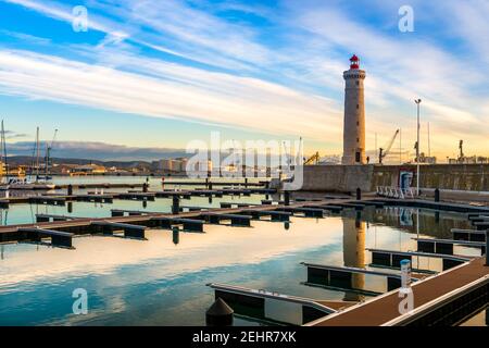 Nuovo porto turistico e faro di Sète in Occitanie, Francia Foto Stock