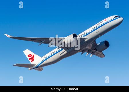 Francoforte, Germania - 13 febbraio 2021: Aereo Air China Airbus A350-900 all'aeroporto di Francoforte (fra) in Germania. Airbus è un costruttore europeo di aeromobili Foto Stock