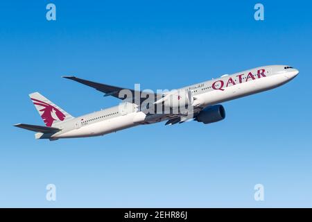 Francoforte, Germania - 13 febbraio 2021: Aereo Qatar Airways Boeing 777-300ER all'aeroporto di Francoforte (fra) in Germania. Foto Stock