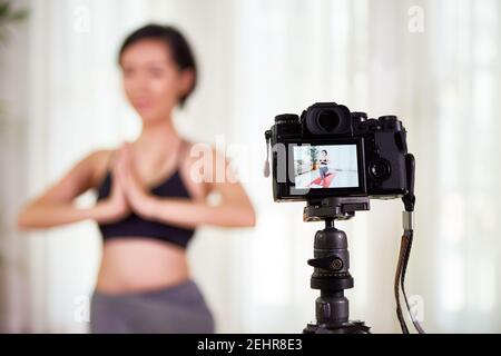 Montare la donna a praticare yoga Foto Stock