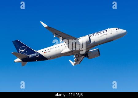 Francoforte, Germania - 13 febbraio 2021: Lufthansa Airbus A320neo aereo all'aeroporto di Francoforte (fra) in Germania. Airbus è un costruttore europeo di aeromobili Foto Stock