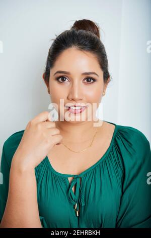 Sorridente bella donna asiatica Foto Stock