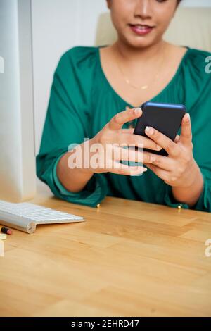 Donna imprenditore che legge il messaggio di testo Foto Stock