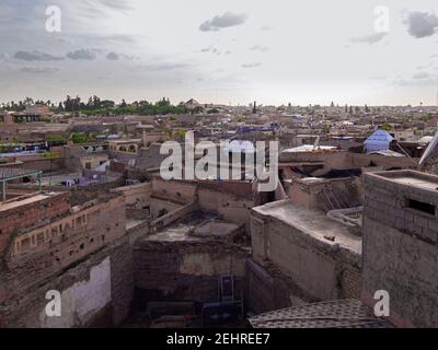 tetto nell'antica città di marrakech al tramonto Foto Stock